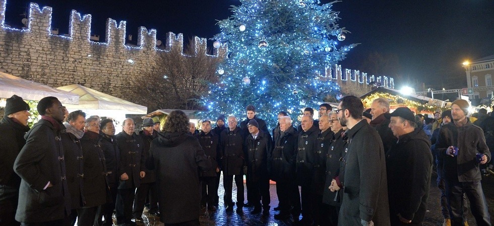 Buona la prima per l'apertura del Mercatino di Natale di Trento fino alle 23